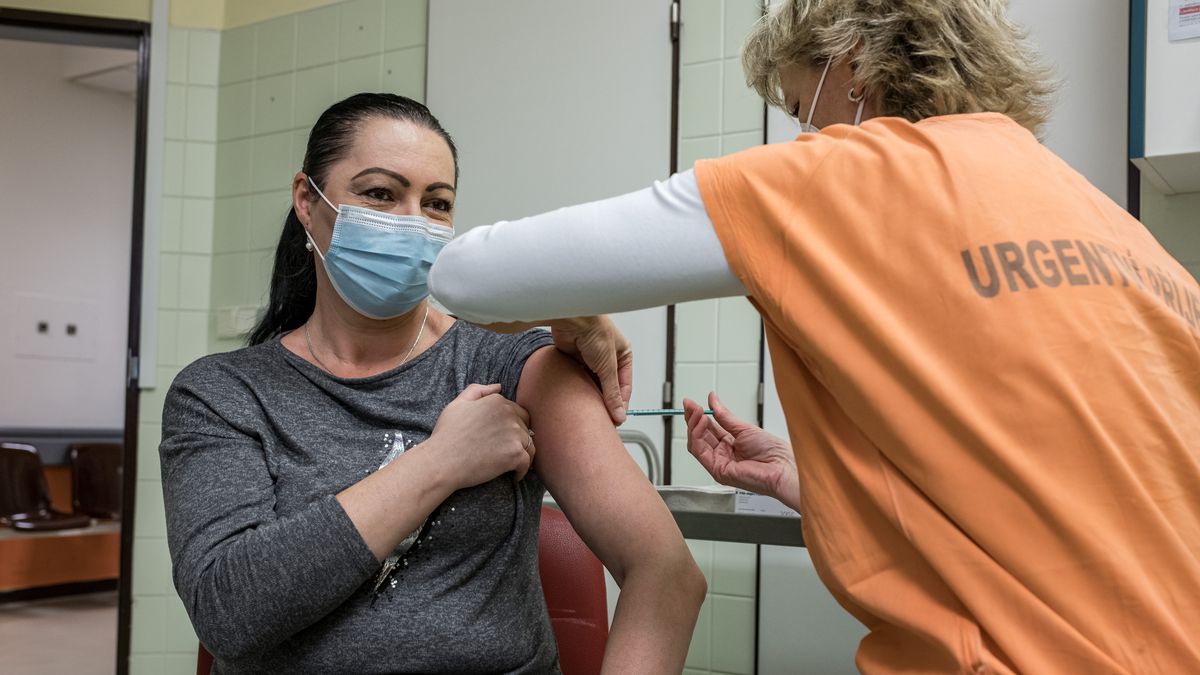 Nárok na odškodnění po očkování by mohli mít lidé se zánětem srdce či sraženinou